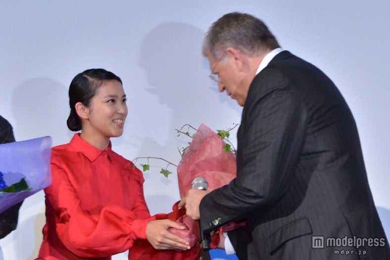 （左から）武井咲、ロバート・ゼメキス監督