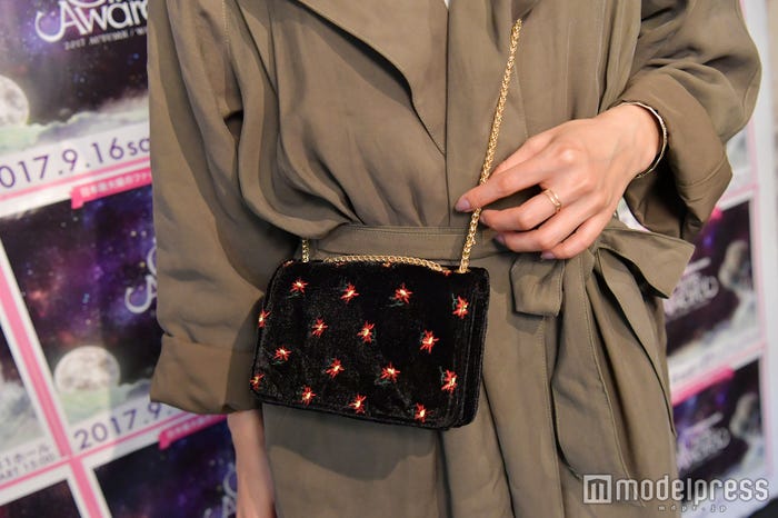 ポイントのバッグ (C)モデルプレス