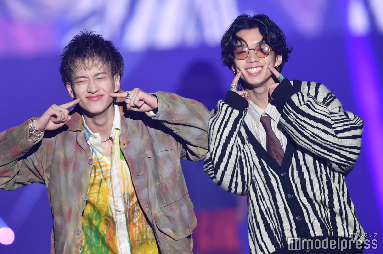 「炭水化物祭り」を再現する森英寿、森愁斗 （C）モデルプレス