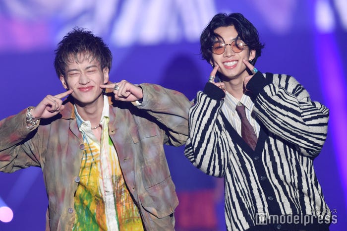 「炭水化物祭り」を再現する森英寿、森愁斗 (C)モデルプレス