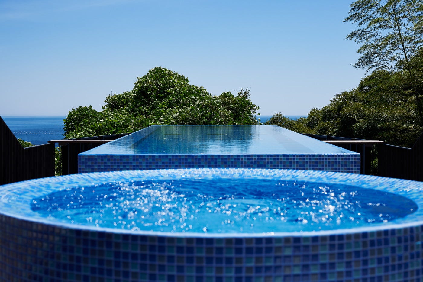 熱海に海辺の別荘「ATAMI Funny house」海と繋がる温水プールや相模湾見下ろすルーフトップ完備