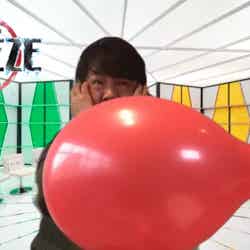 風船爆発に怯える藤本敏史／『HITOSHI MATSUMOTO Presents FREEZE』（Amazon Prime Videoにて独占配信中）（C）2020 YD Creation