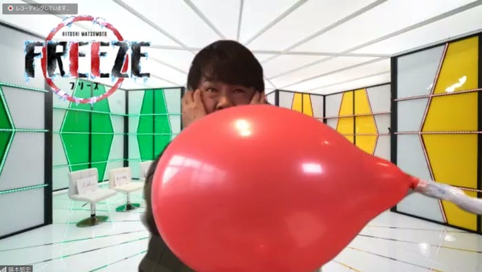 風船爆発に怯える藤本敏史/『HITOSHI MATSUMOTO Presents FREEZE』(Amazon Prime Videoにて独占配信中)(C)2020 YD Creation