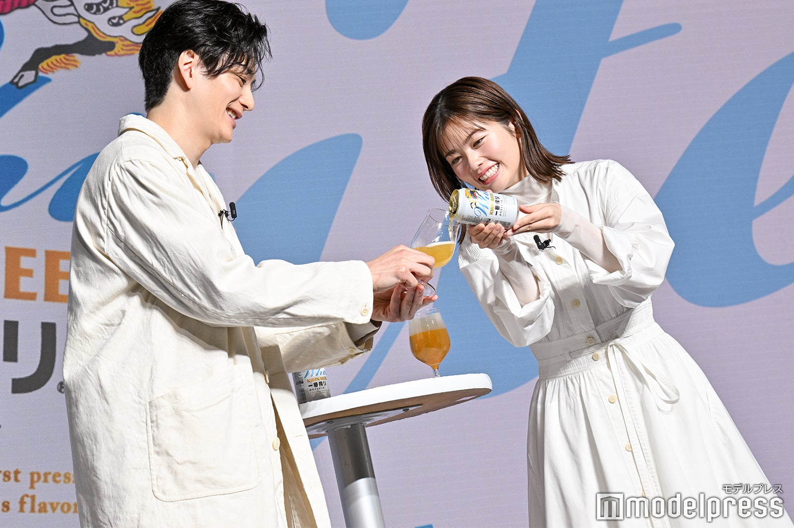 ビールを注ぎ合う岡田将生、小芝風花（C）モデルプレス