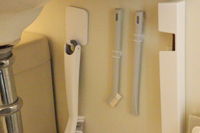 セリアの磁石タイプバスフック　浮かせる収納