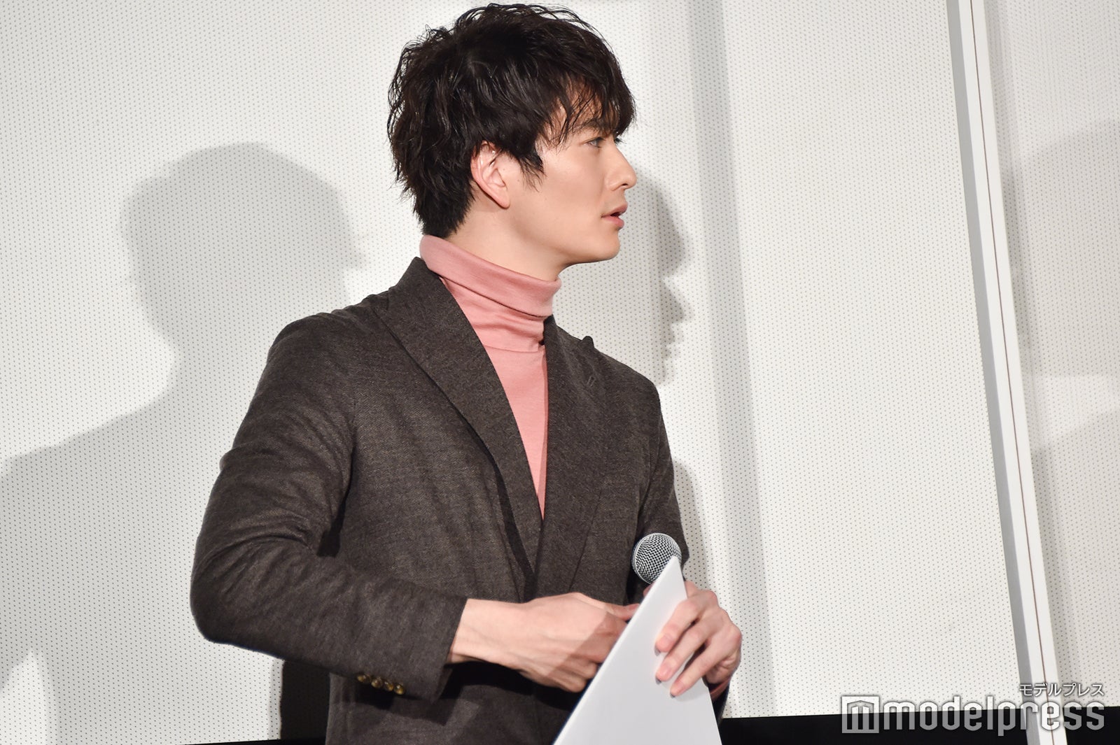 まだペンのキャップを開けられない岡田将生 （C）モデルプレス