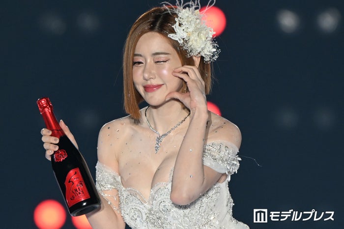 韓国DJ SODA、きらめくボディに釘付け 豪華ドレス姿が美しい【関西コレクション 2024 S／S】