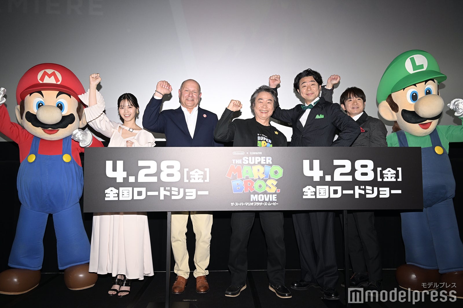 （左から）マリオ、西野七瀬、クリス・メレダンドリ氏、宮本茂氏、有野晋哉、濱口優、ルイージ（C）モデルプレス