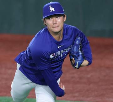 山本由伸の遠投がすごっ！力感ないフォームから伸びていくボールに騒然「腕力の強さがただただばかげてる」「ボールが手から爆発するように飛び出す」