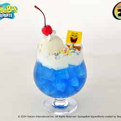 まるで海の中！？ しょっぱくない海色クリームソーダパフェ税込1350円（C）2024 Viacom．SpongeBob SquarePants created by Stephen Hillenburg．