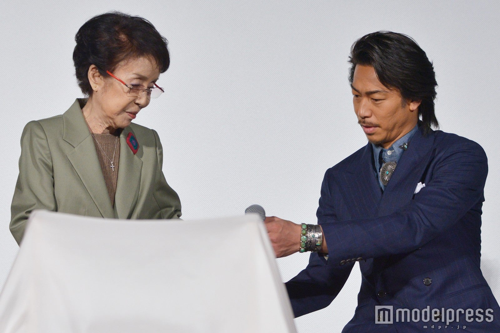 立ち上がる奈良岡をフォローしてマイクを手渡すAKIRA （C）モデルプレス