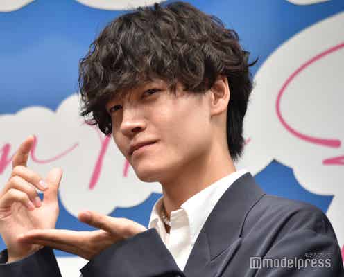 Aぇ! group佐野晶哉「期待の次世代俳優でございます」ベテラン俳優に囲まれ堂々挨拶 平泉成からCDデビュー祝福【明日を綴る写真館】