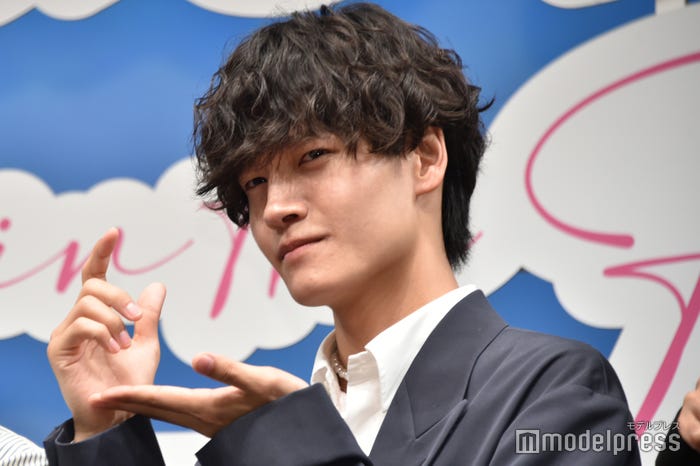 カメラマンに「佐野さんは色気を出す」と色気を求められ応えてみた佐野晶哉(C)モデルプレス