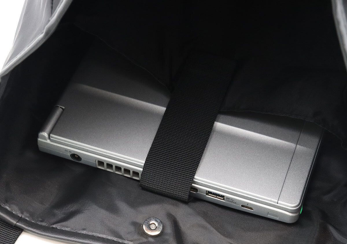 バッグ内部のクッション入りポケットにノートPCが収納されている バッグ内部のクッション入りポケットにノートPCが収納されている