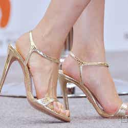 「素足ビューティアワード2013」を受賞した芹那の素足