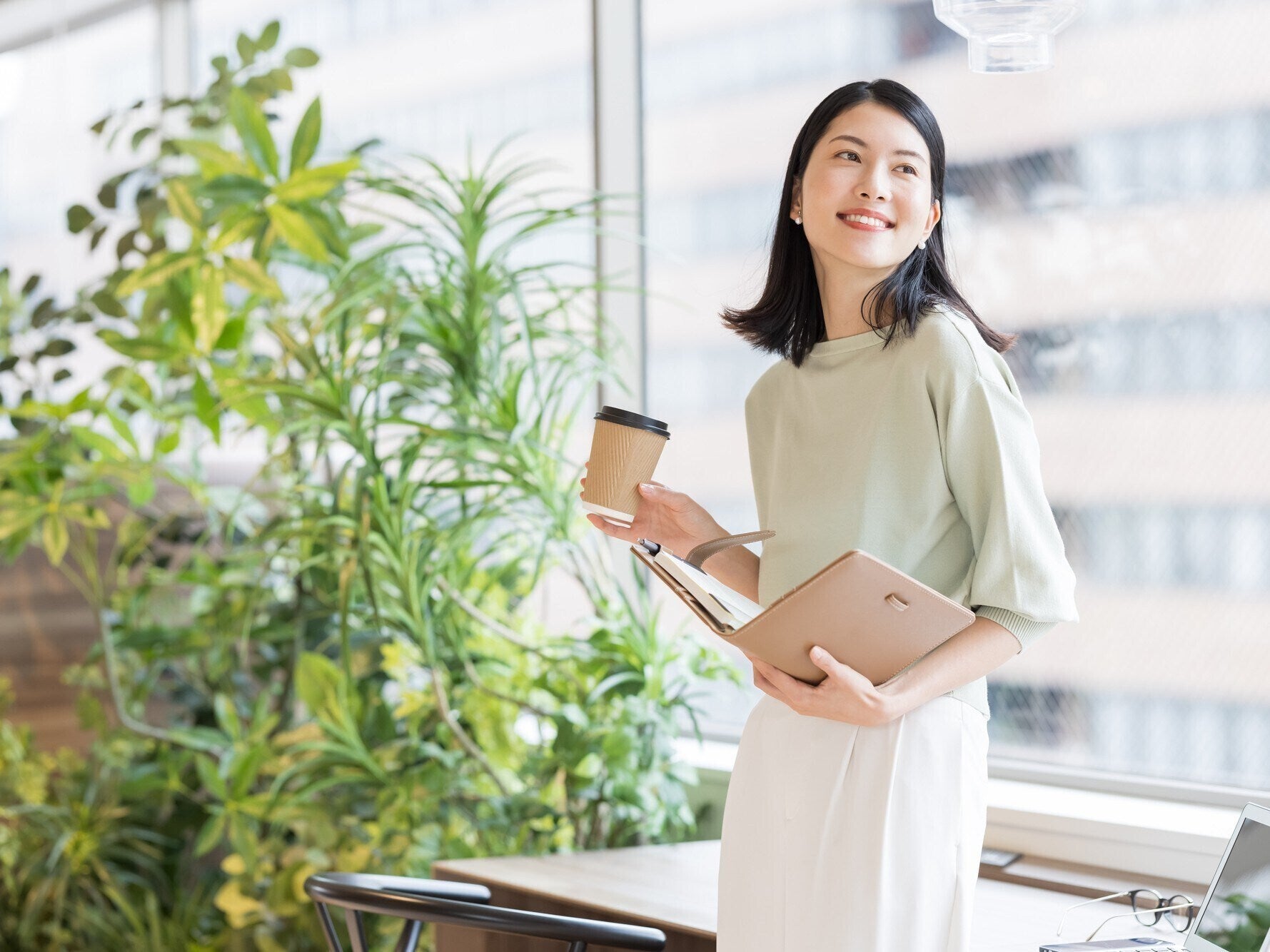 カフェインが効くまでの時間は？ 大事な会議前にコーヒーを飲むベストタイミング【医師が解説】