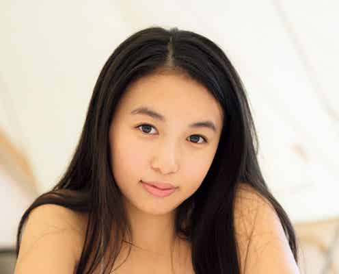 現役女子高生・舞子、Hカップ際立つ水着で「ヤンマガ」初表紙