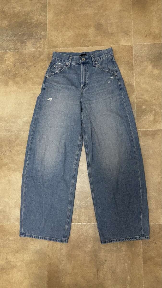 ユニクロ　バギーカーブジーンズ　置き画像