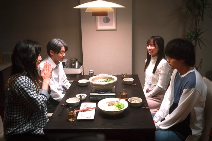 戸田菜穂、吉沢悠、齊藤京子、櫻井海音「泥濘の食卓」第4話より(C)テレビ朝日