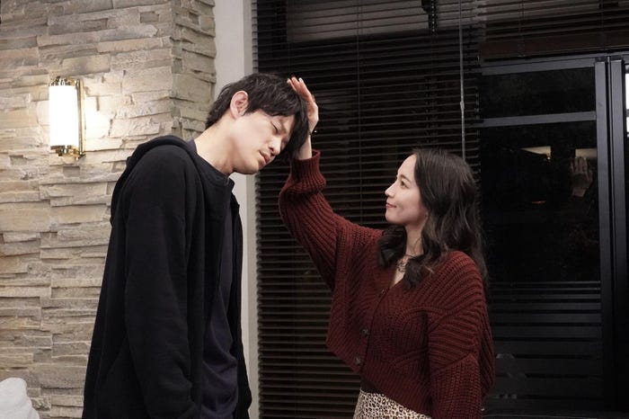 鈴木亮平、吉岡里帆「レンアイ漫画家」第3話より(C)フジテレビ