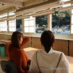 休憩所(昭和初期に建てられた真珠工場)で海の上を行き交う漁船をのんびり観察(C)モデルプレス