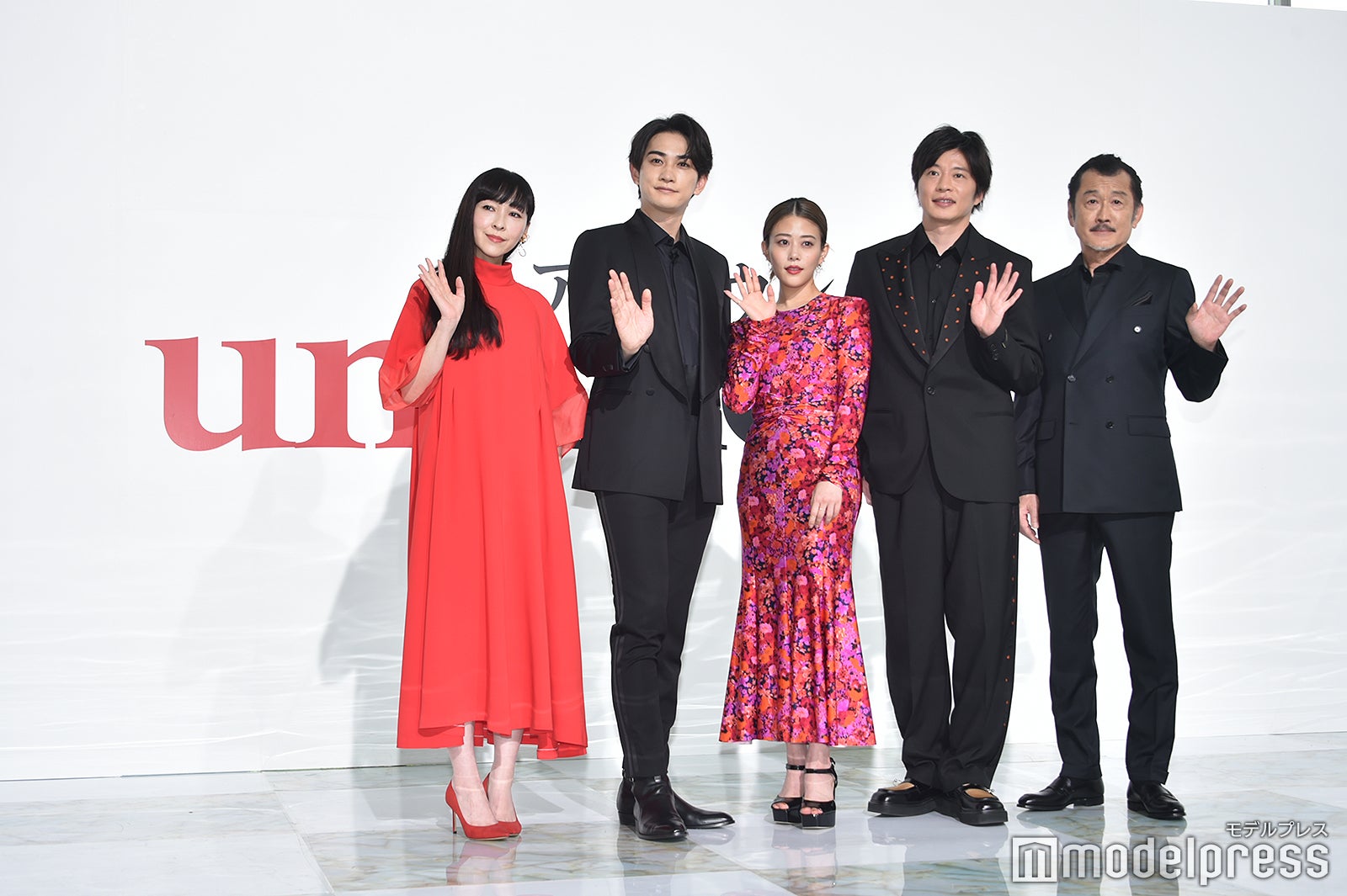 （左から）麻生久美子、町田啓太、高畑充希、田中圭、吉田鋼太郎（C）モデルプレス
