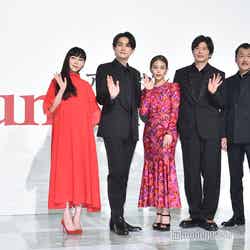 （左から）麻生久美子、町田啓太、高畑充希、田中圭、吉田鋼太郎（C）モデルプレス