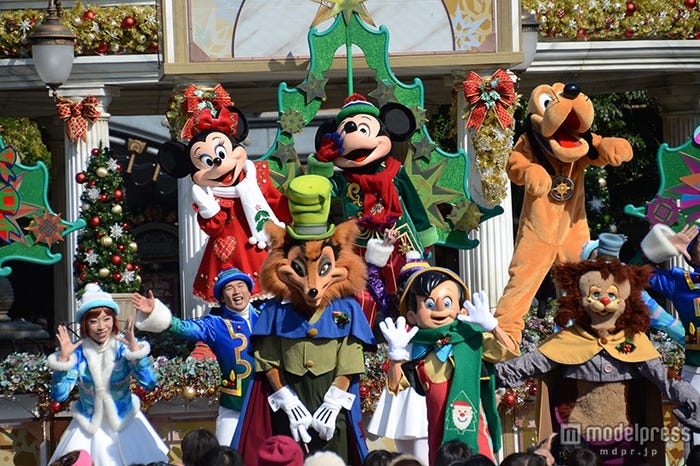 「ホリデーグリーティング・フロム・セブンポート」(手前左から)ファウル・フェロー、ピノキオ、ギデオン(ステージ左から)ミニー、ミッキー、プルート