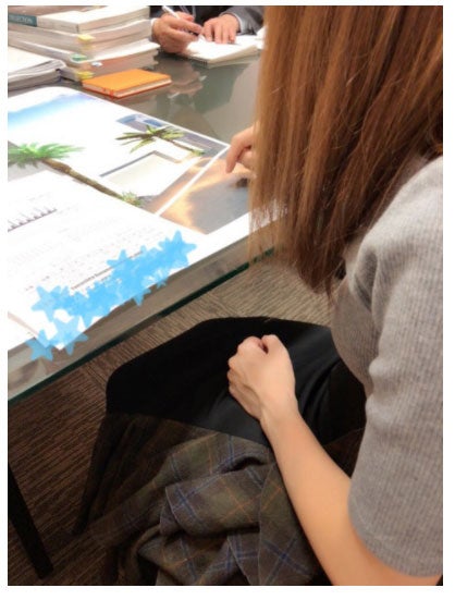 打ち合わせをする川崎希／アレクサンダーオフィシャルブログ（Ameba）より