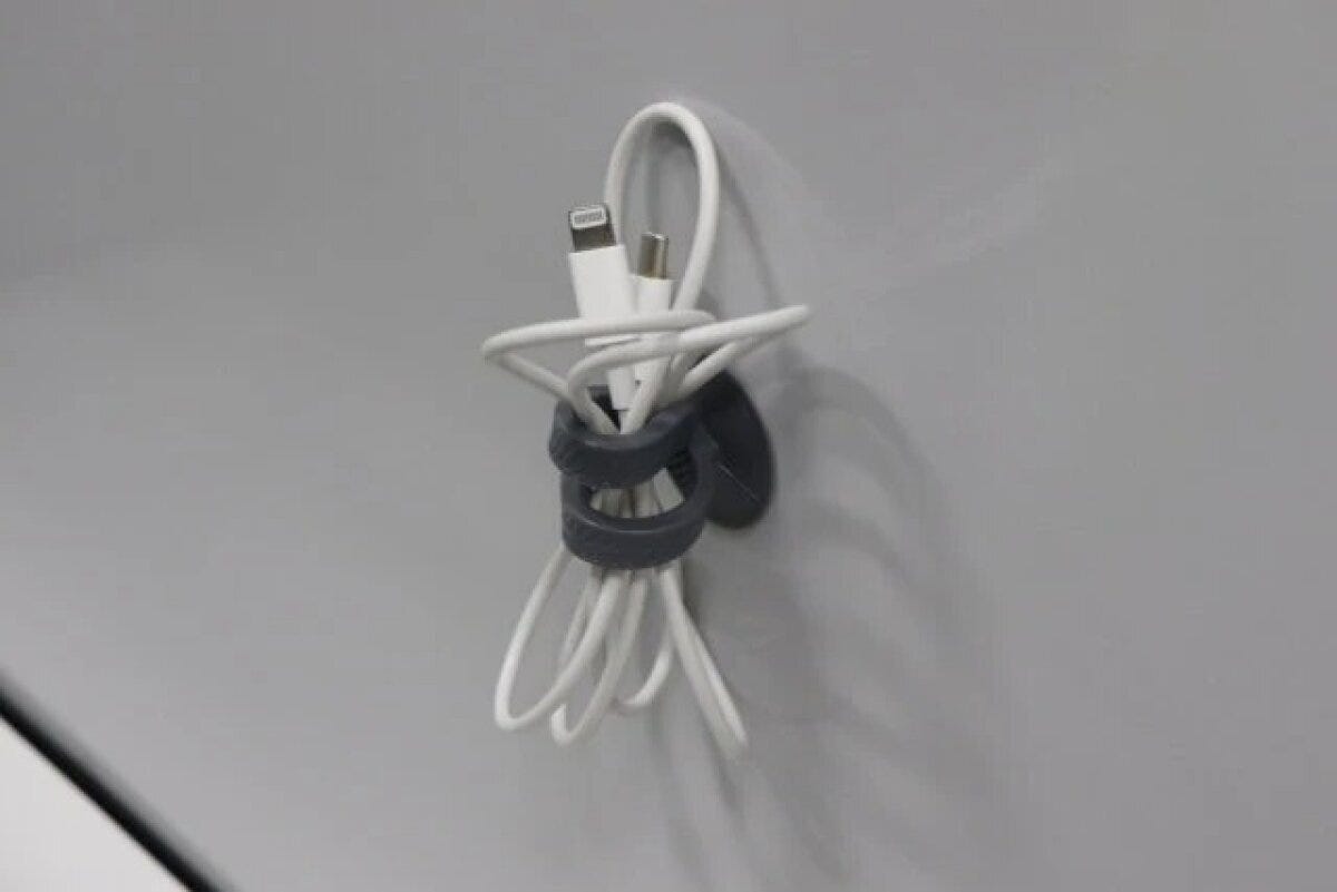 ダイソー　くっつけられる形状記憶コードバンド