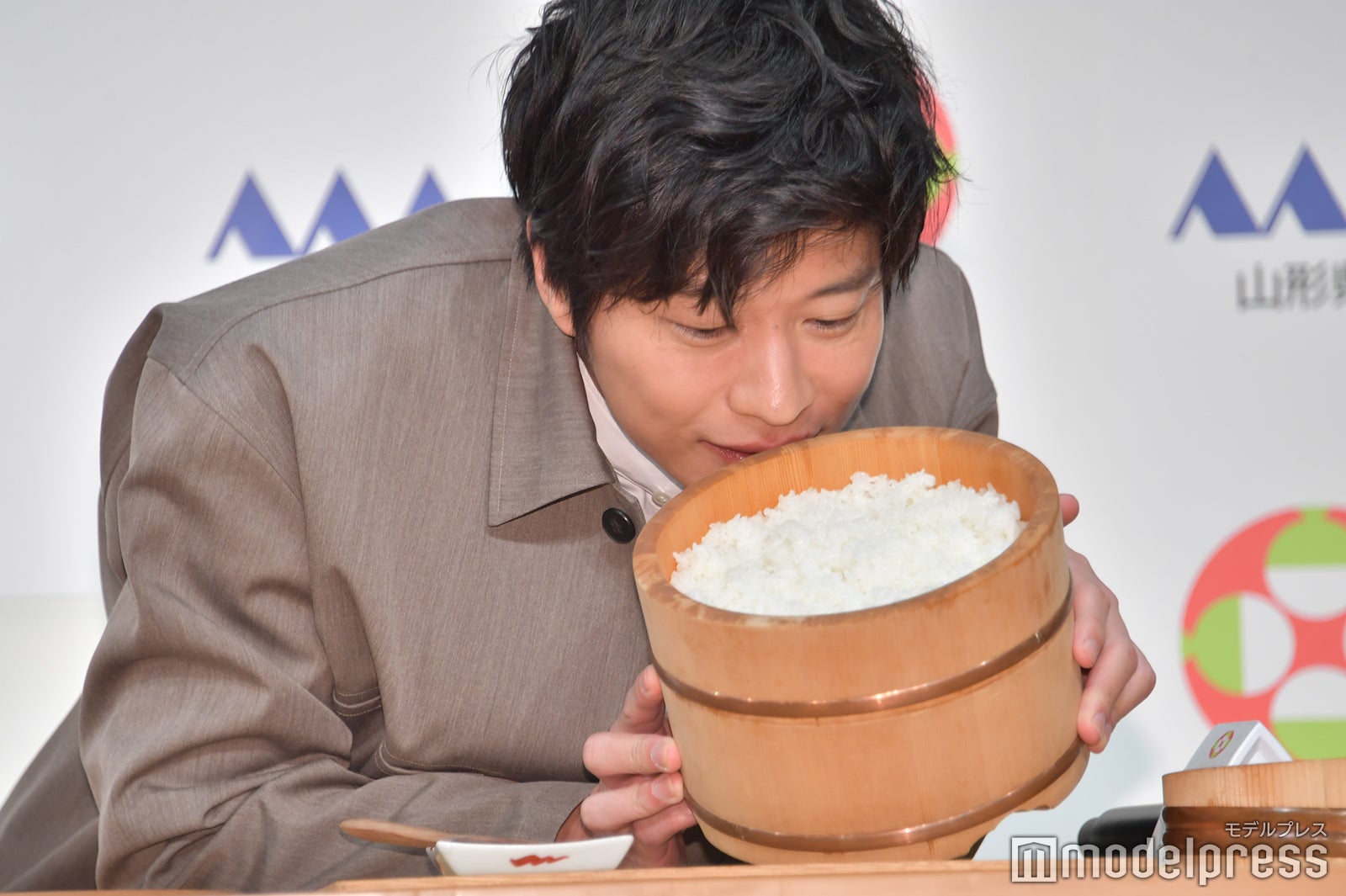 新米に顔を近づける田中圭（C）モデルプレス