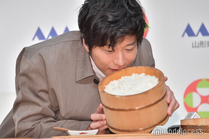 新米に顔を近づける田中圭(C)モデルプレス