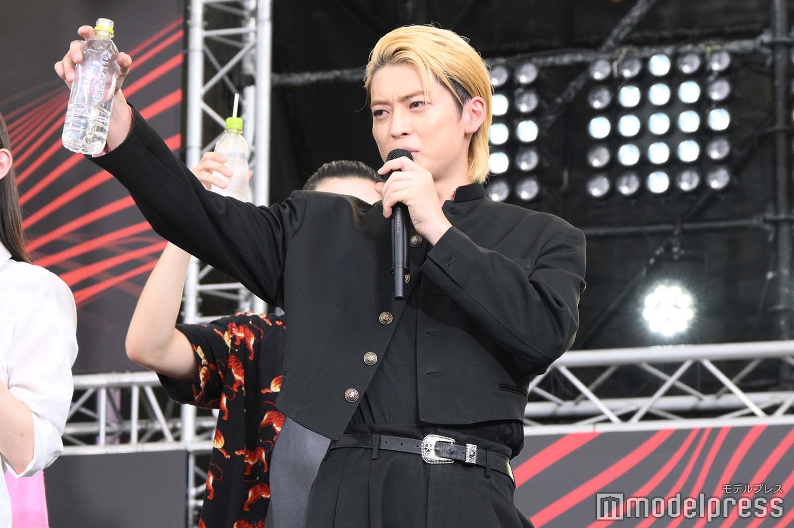 “ヤンキー給水タイム”の音頭を取る高橋文哉（C）モデルプレス