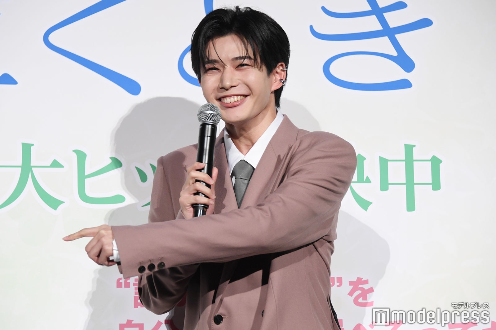 「実は…空飛べます」と冗談を言うと監督が大ウケだったので喜ぶ長尾謙杜（C）モデルプレス