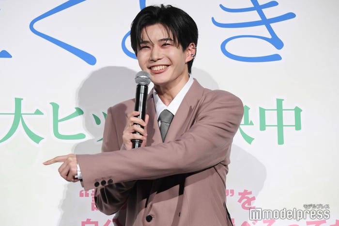 「実は…空飛べます」と冗談を言うと監督が大ウケだったので喜ぶ長尾謙杜(C)モデルプレス