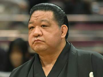 浅香山親方の充子夫人 母の日プレゼントに感涙「いつもありがとう…『私の可愛い子供達』」 弟子12人から12本のカーネーション「女将よかったね♥」「おかみさんの人徳」