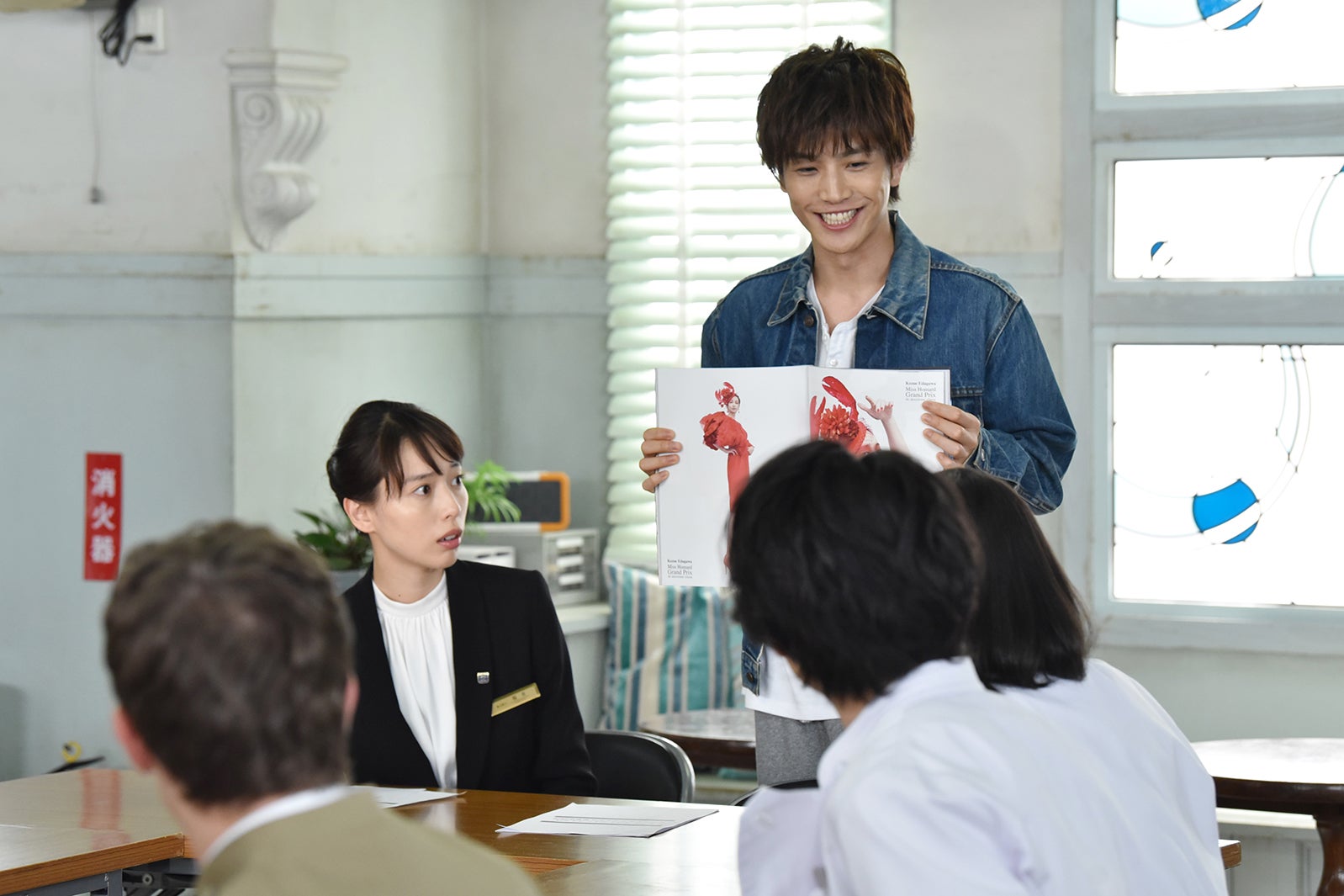 戸田恵梨香、岩田剛典／「崖っぷちホテル！」第5話より（C）日本テレビ