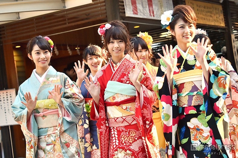 乃木坂46・2015年新成人（左から：桜井玲香、西野七瀬、若月佑美）