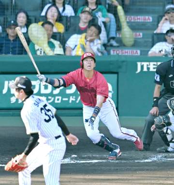広島・新井監督 勝負手ズバリ！0-0の七回無死二塁でモンテロに代打バント→代走で野間V打 才木に2832日ぶり黒星つけた