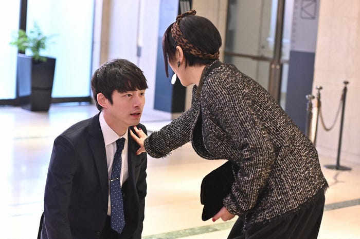坂口健太郎、西尾まり/「婚姻届に判を捺しただけですが」第9話より(C)TBS