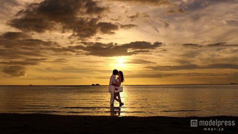 キスシーンを披露するTAKAHIROとミランダ・カー／新CM「記念日」編