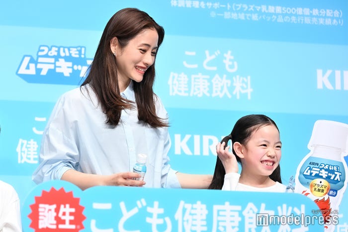 (左)石原さとみ(C)モデルプレス