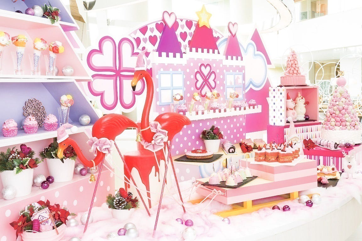 ヒルトン東京ベイのデザートブッフェ「ピンク・クリスマス」開催 乙女心くすぐるピンクの世界にキュン