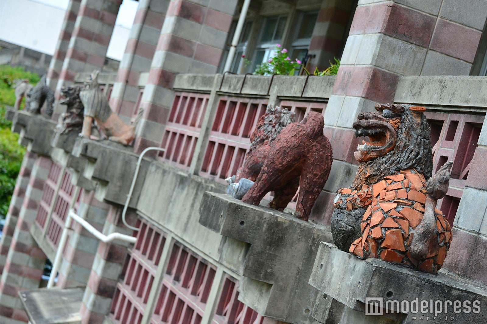 名護市庁舎／1体1体、姿形の異なるシーサーたち（C）モデルプレス