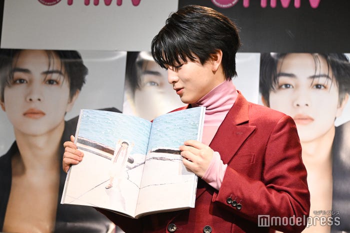 可愛いバージョンのお気に入りカットを見せる柏木悠(C)モデルプレス