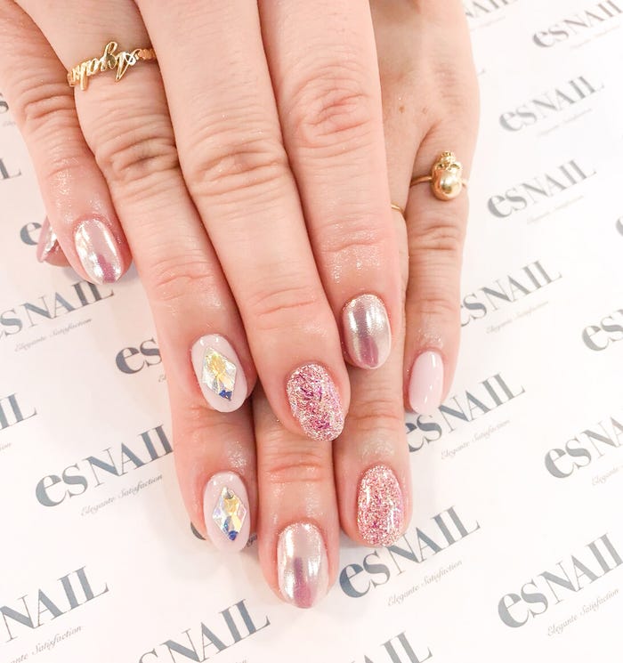 ピンクとラメで女の子っぽく/画像提供:esNAIL