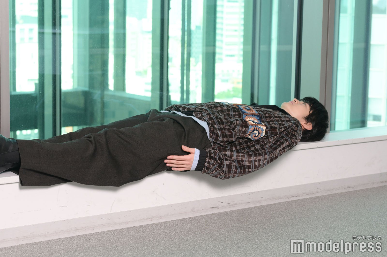 撮影中突然寝転がるお茶目な姿を見せた鈴鹿央士さん（C）モデルプレス