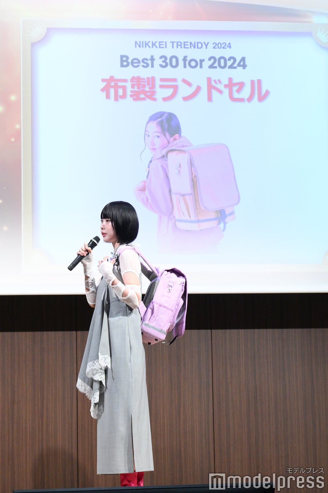 布製ランドセルを背負うあの（C）モデルプレス