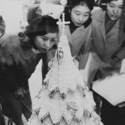 <あのころ>豪華なクリスマスツリー 銀座の宝石店にお目見え