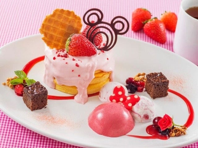 「ポリネシアンテラス・レストラン」のスペシャルパンケーキセット1980円。ミニーマウスのリボンやカラーをモチーフにしたメニュー